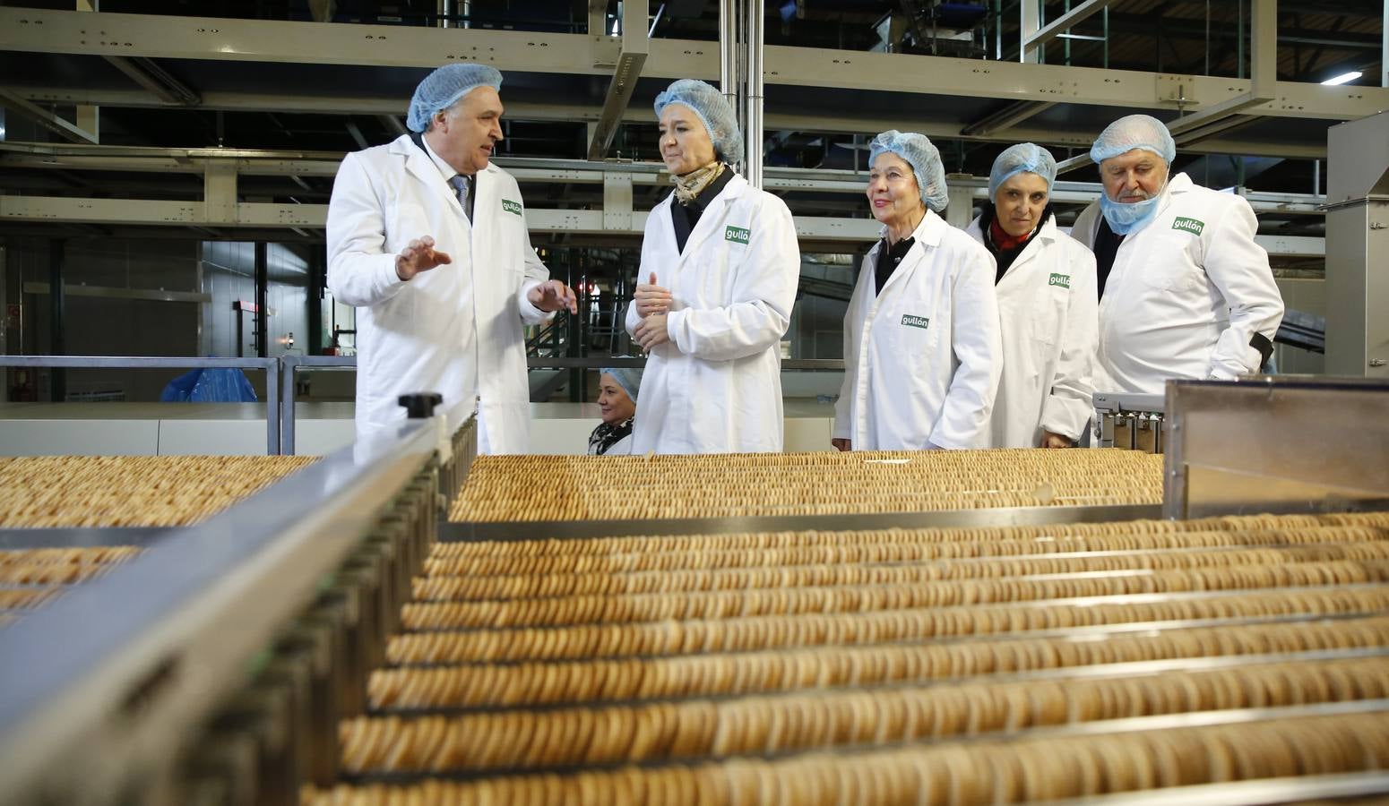 La ministra de Agricultura, Isabel García Tejerina, visita la fábrica de Galletas Gullón