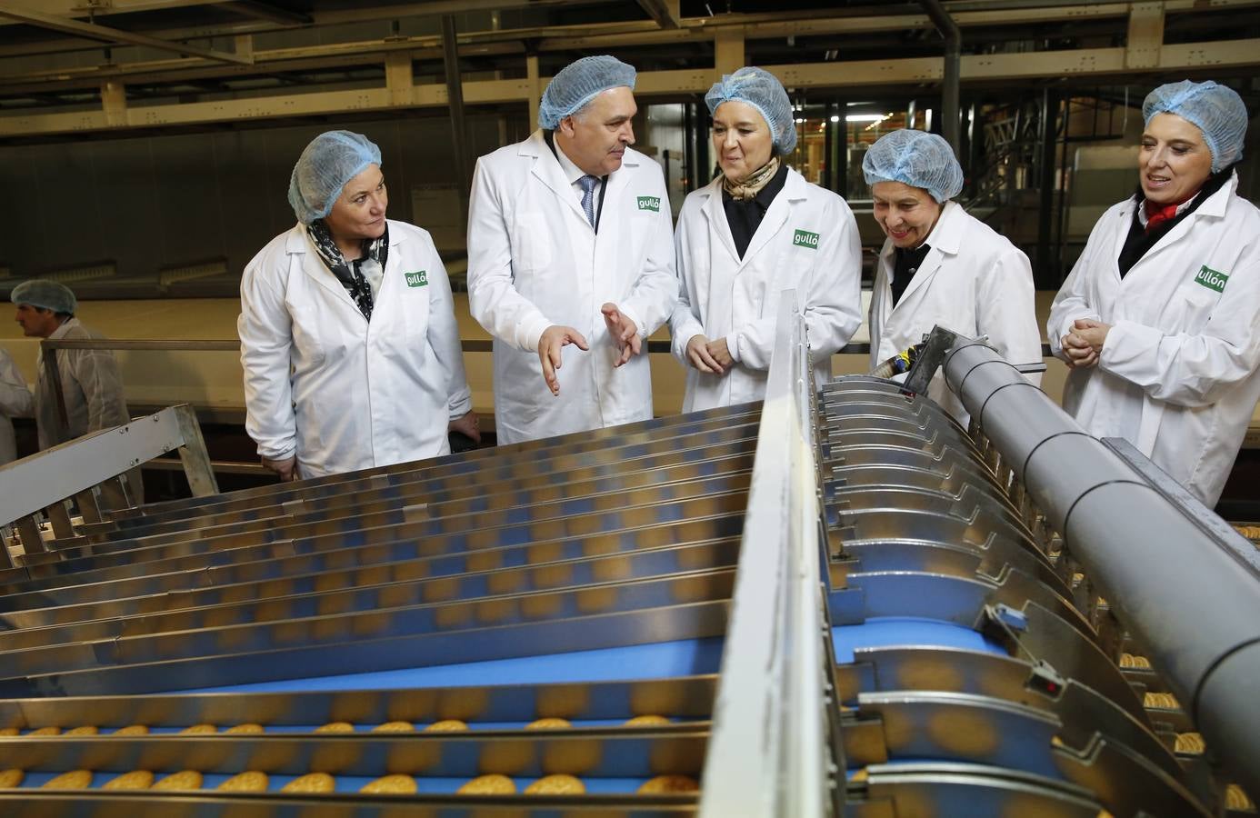 La ministra de Agricultura, Isabel García Tejerina, visita la fábrica de Galletas Gullón