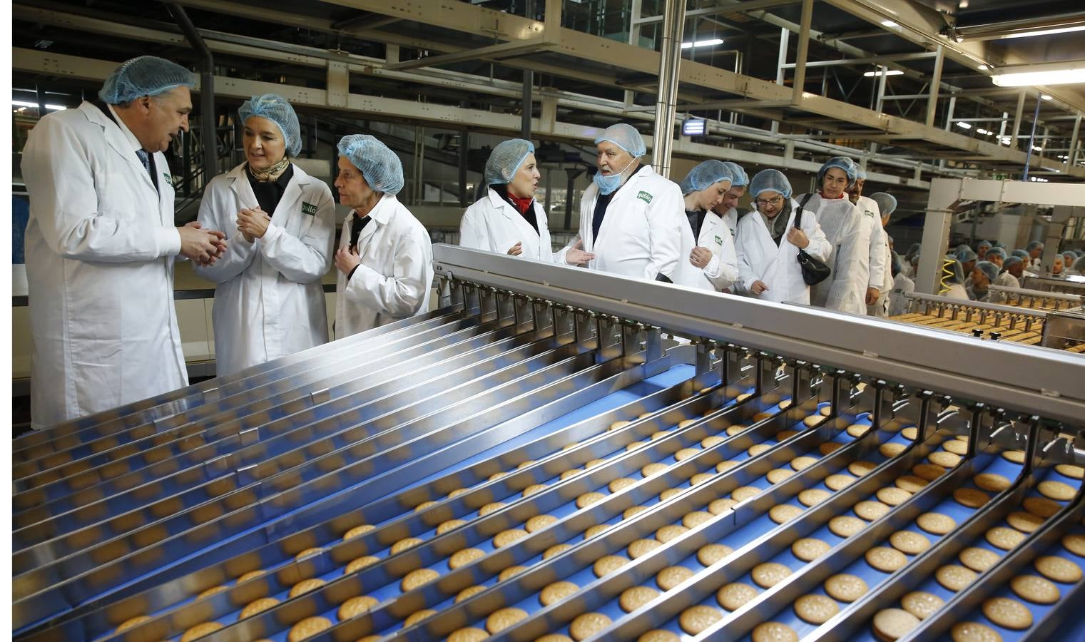 La ministra de Agricultura, Isabel García Tejerina, visita la fábrica de Galletas Gullón