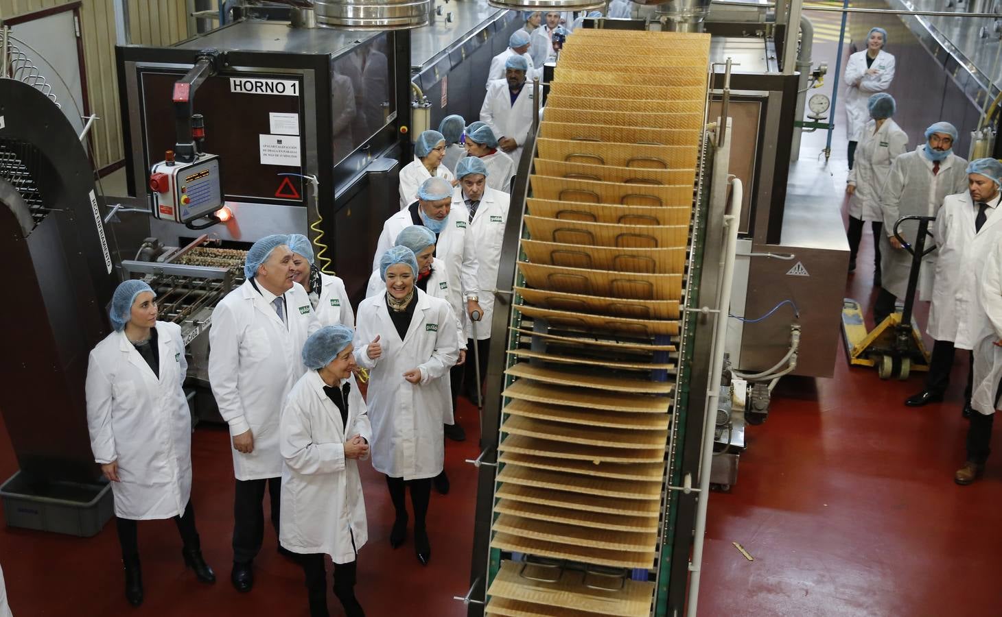 La ministra de Agricultura, Isabel García Tejerina, visita la fábrica de Galletas Gullón