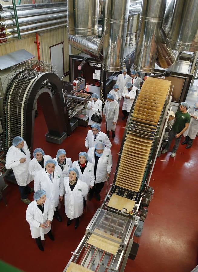 La ministra de Agricultura, Isabel García Tejerina, visita la fábrica de Galletas Gullón