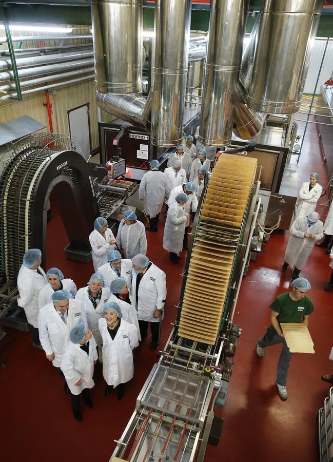 La ministra de Agricultura, Isabel García Tejerina, visita la fábrica de Galletas Gullón