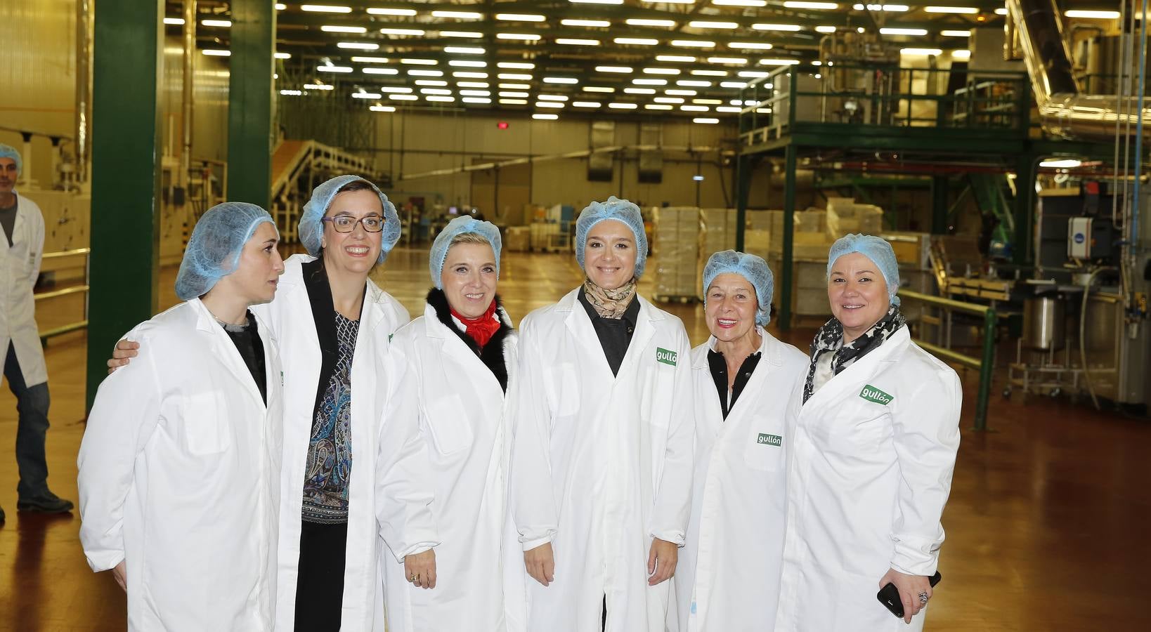 La ministra de Agricultura, Isabel García Tejerina, visita la fábrica de Galletas Gullón