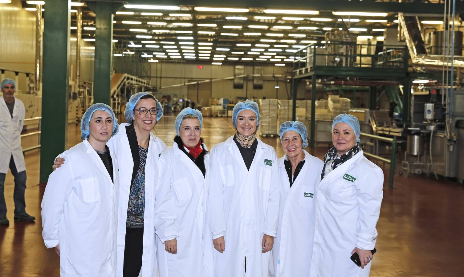 La ministra de Agricultura, Isabel García Tejerina, visita la fábrica de Galletas Gullón
