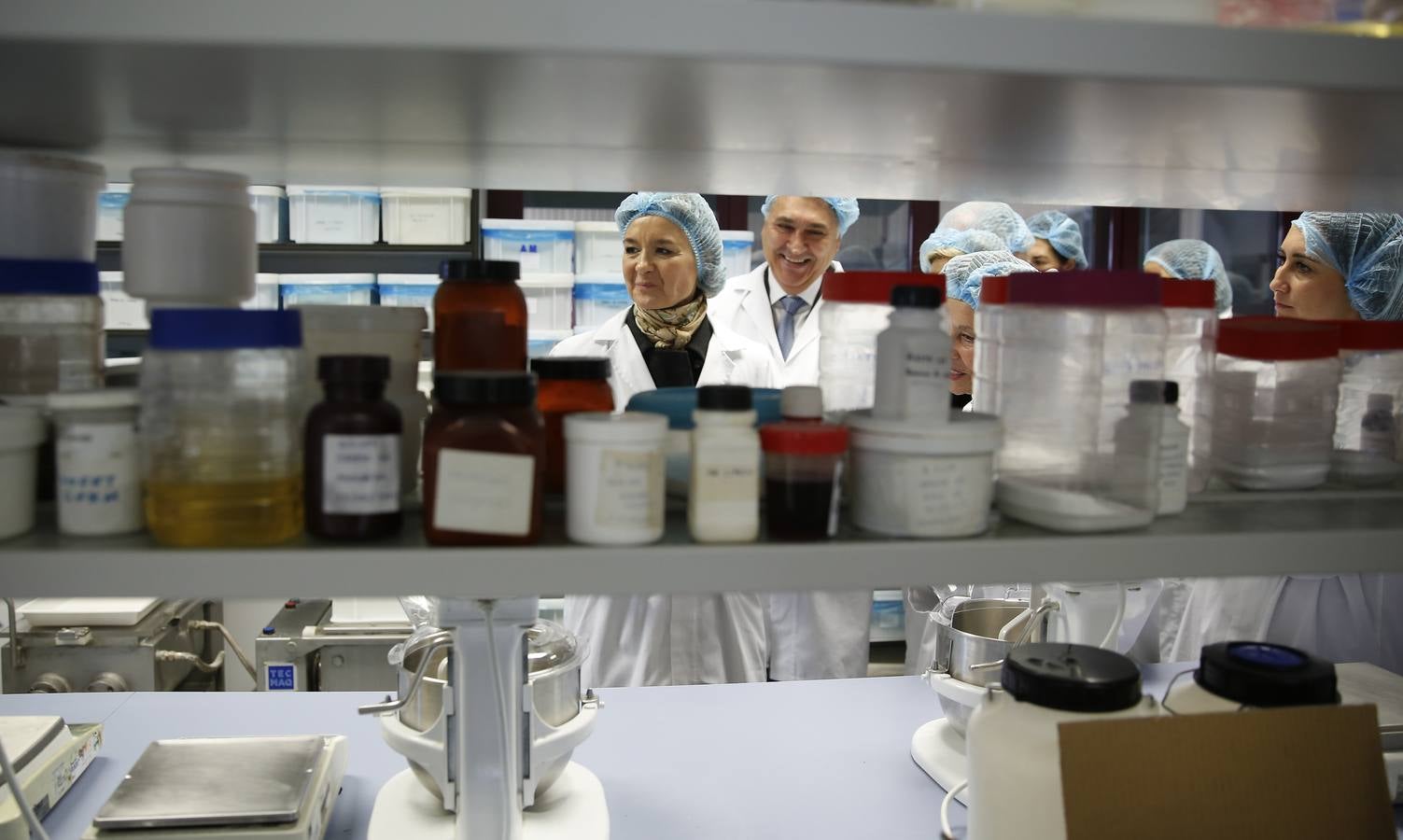 La ministra de Agricultura, Isabel García Tejerina, visita la fábrica de Galletas Gullón