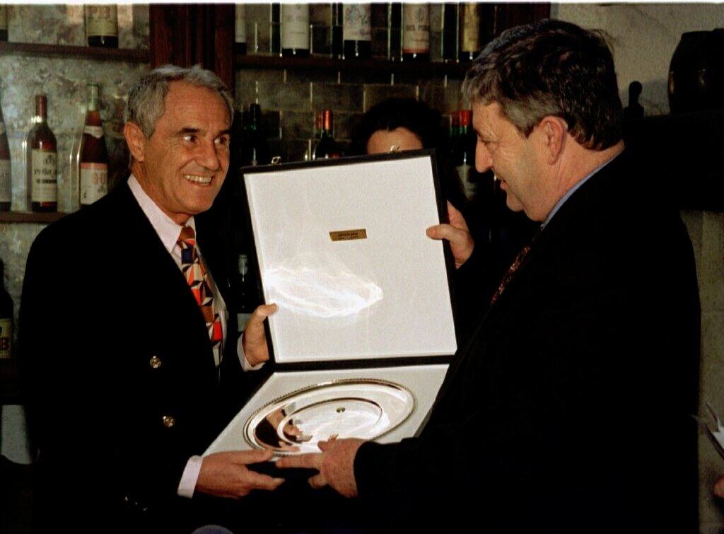 29.11.97 El periodista José María Carrascal (i) ha recibido hoy, de manos del director General de Turismo, Dionisio Miguel Recio (d), el Premio de la primera edición de la Feria de Turismo Interior (INTUR) que se celebra en Valladolid.