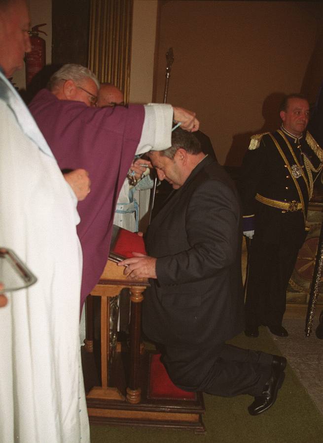 04.04.00 El director general de Turismo de la Junta, Dionisio Miguel Recio, recibió ayer la insignia de oro como Hermano de Honor de la Cofradía Penitencial de Jesús Atado a la Columna.