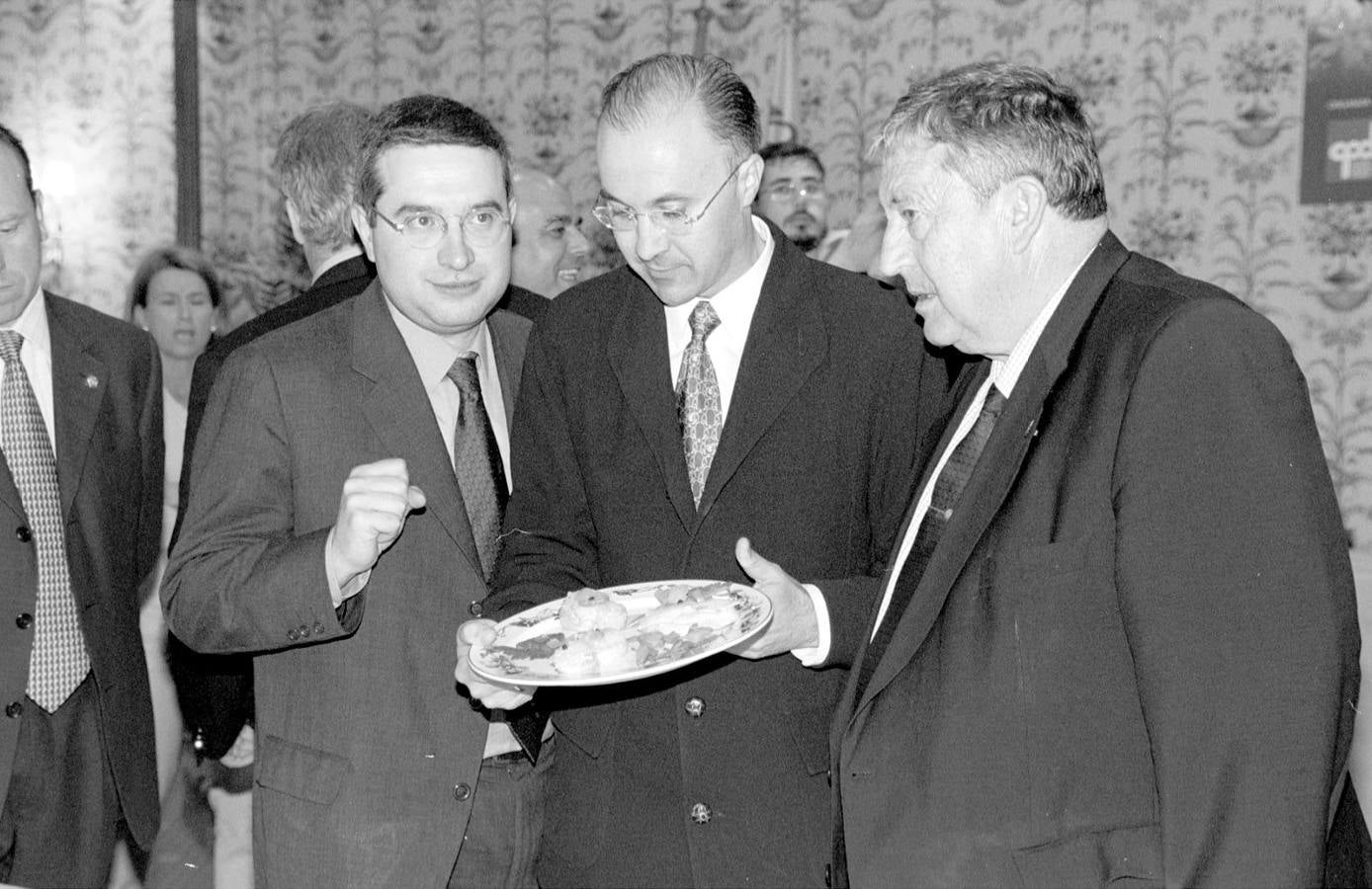 13.06.00 De i a d; Enrique Raposo, Ramiro Ruiz Medrano y Dionisio Miguel Recio, en la entrega del II Pincho de oro, celebrado en el Casino de Castilla y León.