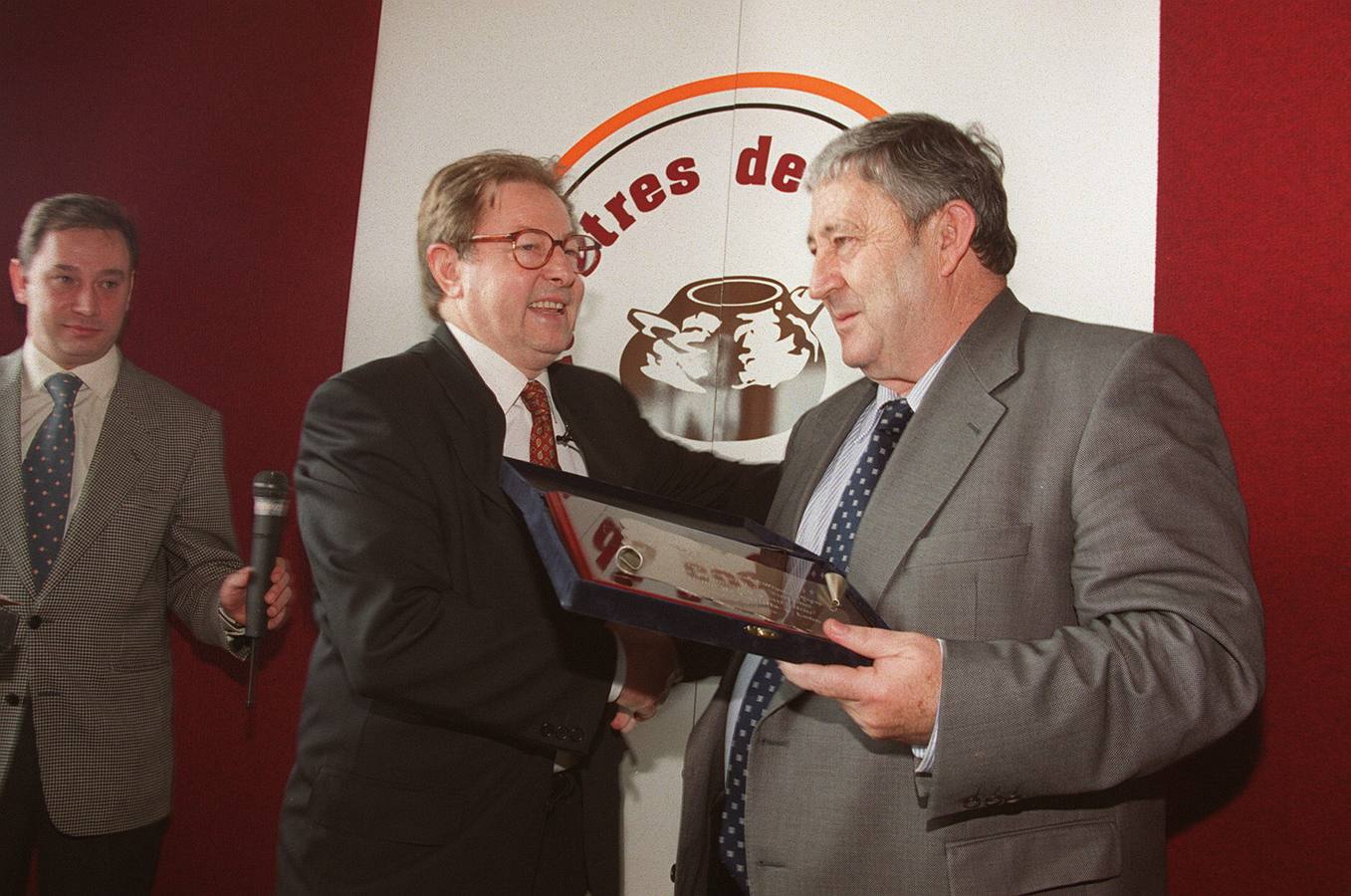 12.03.01 Dionisio Miguel Recio, director general de Turismo de la Junta, recibe la insignia de oro de la Asociación Regional de Maestres de Cocina.