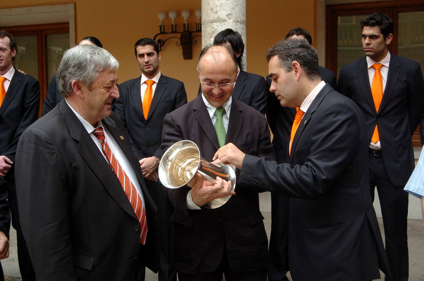 17.05.06 El entrenador del BM Valladolid Juan Carlos Pastor (d) muestra a Ramiro Ruiz Medrano la inscripción de la Copa del Rey, en presencia de Dionisio Miguel Recio, durante el homenaje recibido en la Diputación.