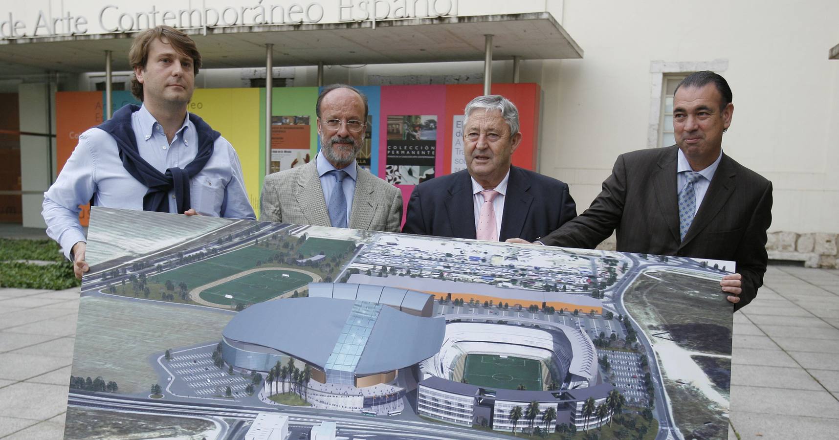 21.05.07 Carlos Suárez, presidente del Real Valladolid; Javier León de la Riva; Dionisio Miguel Recio, presidente del BM Valladolid, y Javier Herrero, presidente del Grupo Capitol, posan con el proyecto del Valladolid Arena.