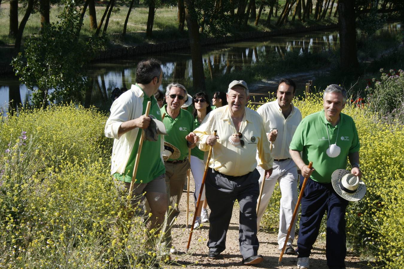 07.06.07 De i a d: Francisco Fuentes, Faustino González, Dionisio Miguel Recio, Víctor Fernández y Artemio Domínguez, alcalde de Medina de Rioseco, recorren el Camino de Santiago junto al Canal de Castilla.