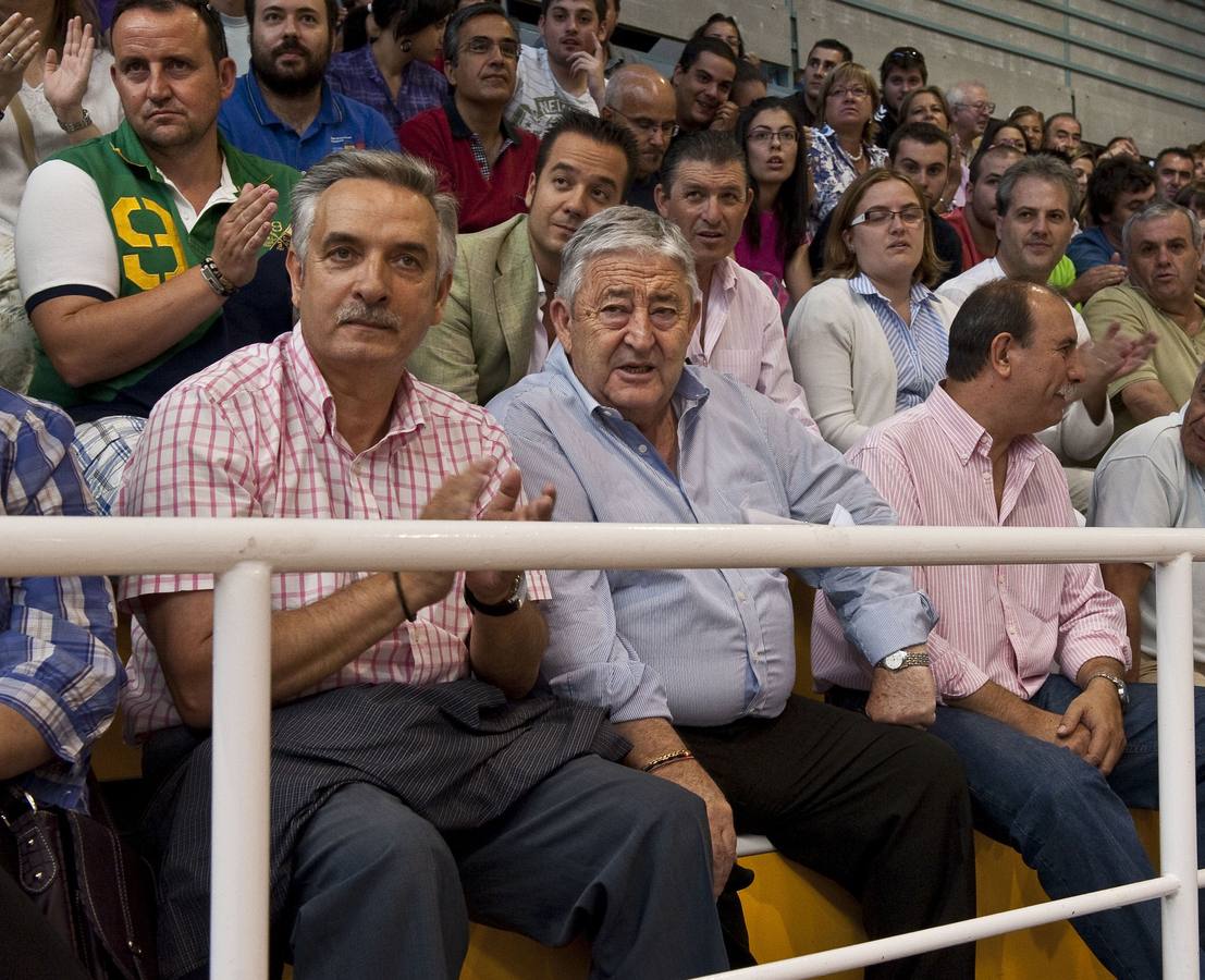 13.08.10 Artemio Domínguez y Dionisio Miguel Recio presencian el partido del Cuatro Rayas Valladolid ante el Guadalajara, disputado hoy en el polideportivo de Medina de Rioseco.