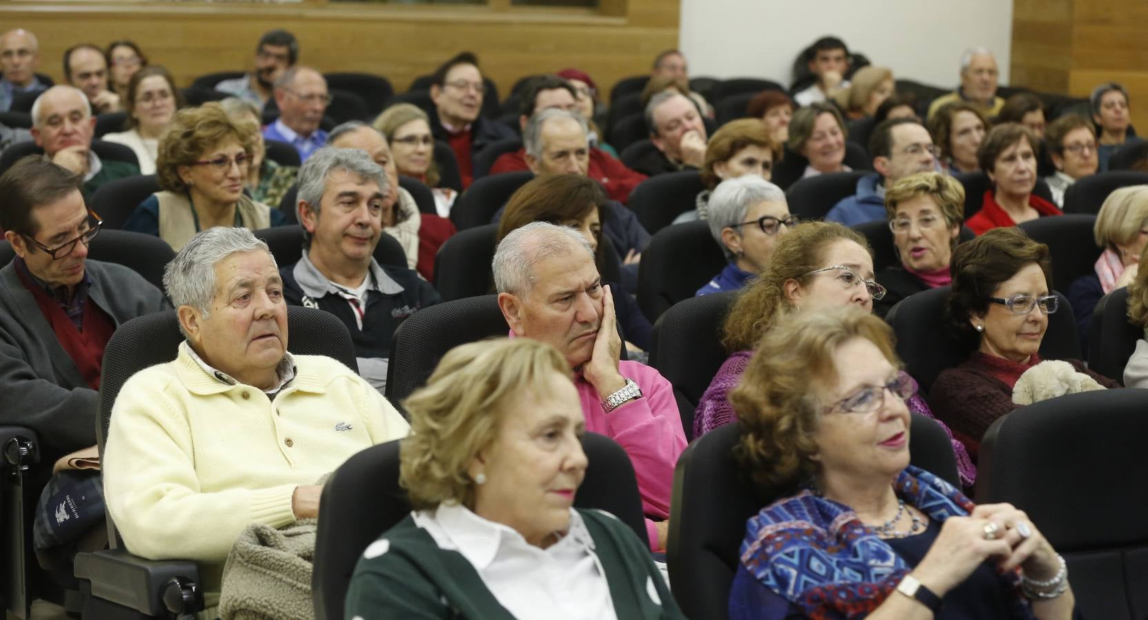 Luis Antonio de Villena habla de la primera entrega de sus memorias en el Aula de Cultura de El Norte de Castilla