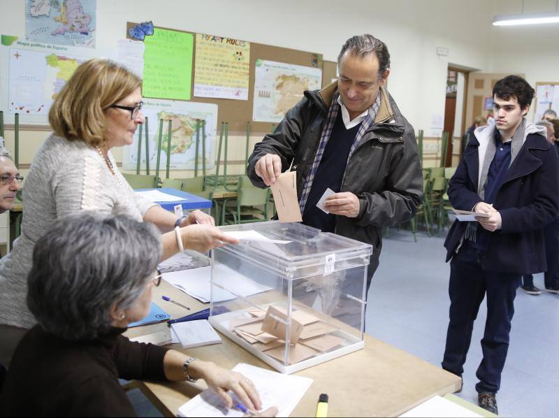 Cecilio Vadillo votando.