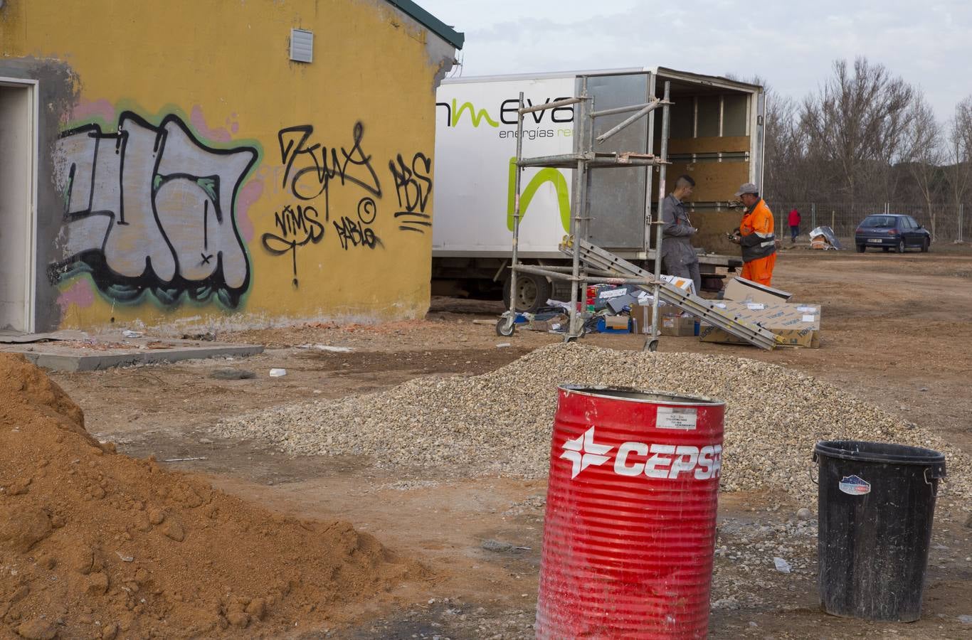 Preparativos para la Fiesta de la Moto de Valladolid en las instalaciones de la antigua Hípica Militar