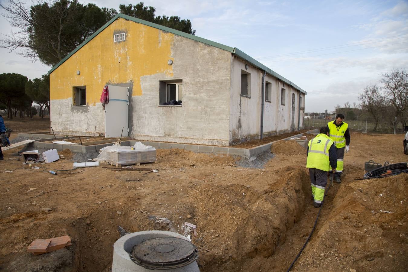 Preparativos para la Fiesta de la Moto de Valladolid en las instalaciones de la antigua Hípica Militar