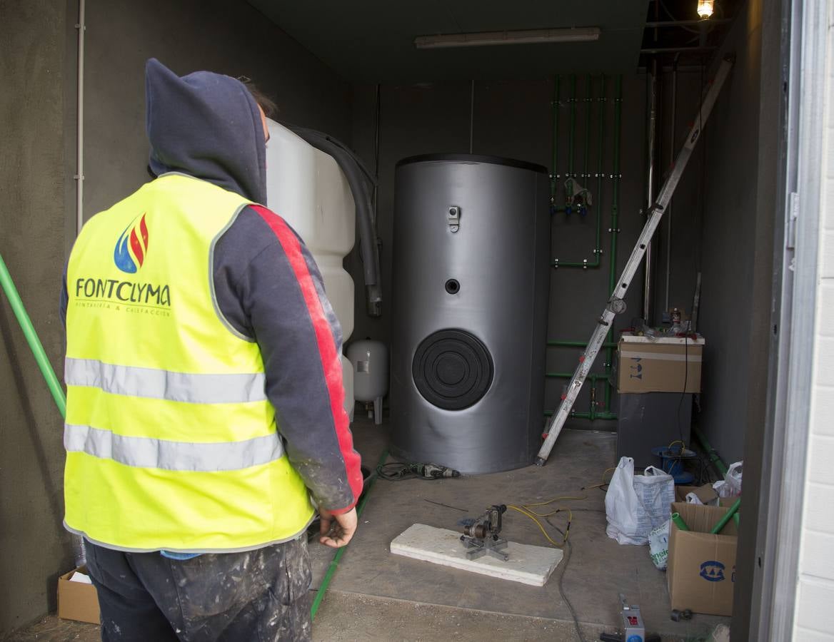 Preparativos para la Fiesta de la Moto de Valladolid en las instalaciones de la antigua Hípica Militar