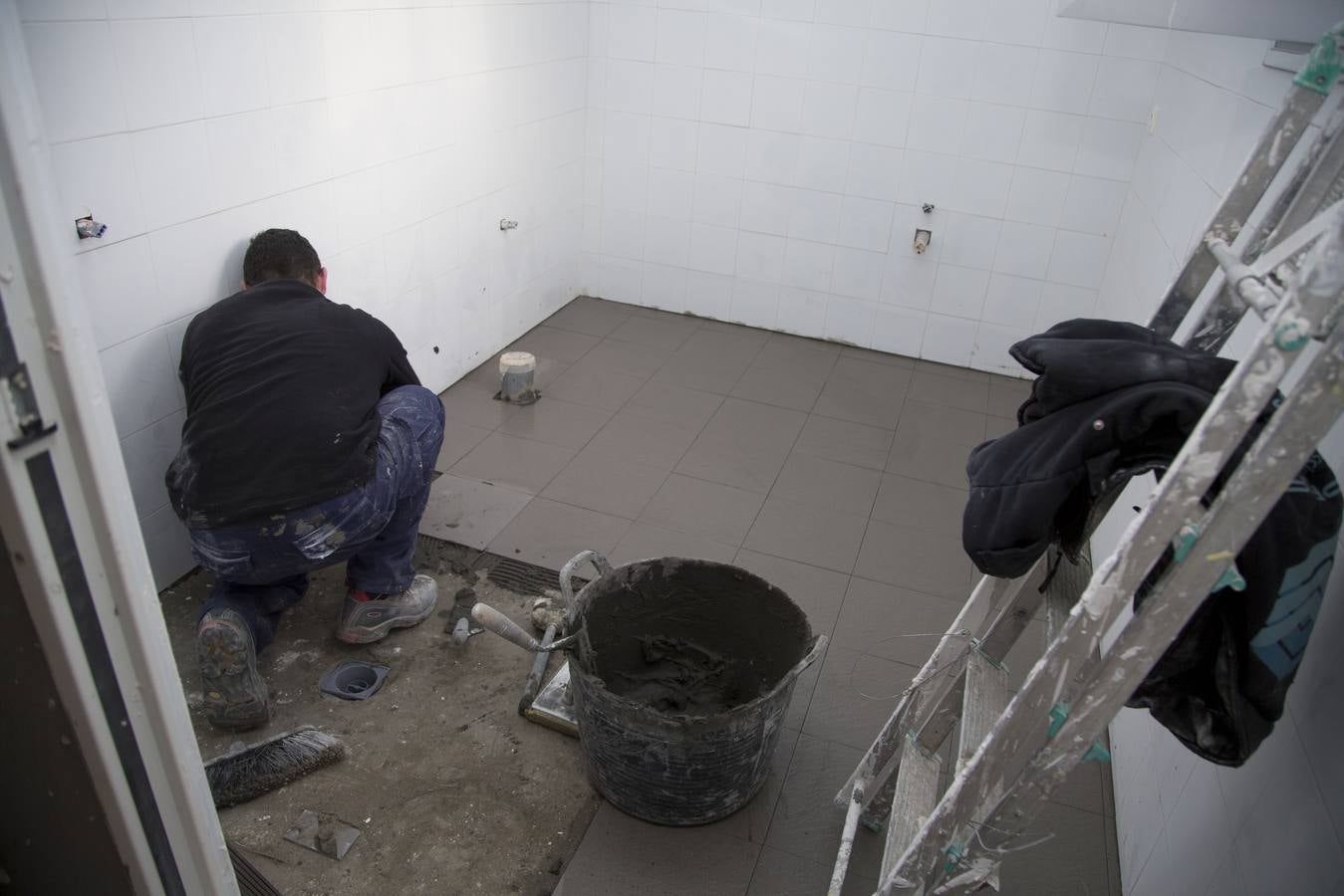 Preparativos para la Fiesta de la Moto de Valladolid en las instalaciones de la antigua Hípica Militar