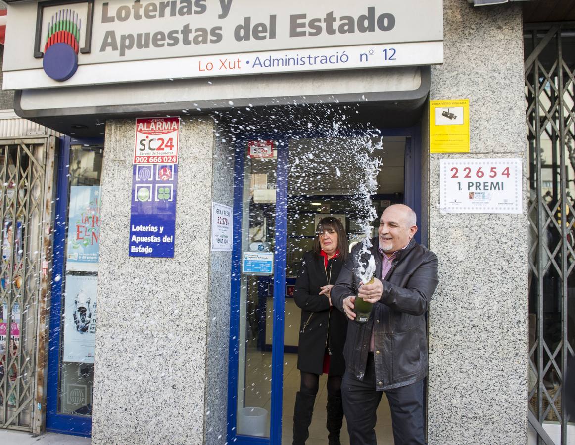 Los propietarios de la administración número 12 de Lérida celebrando haber vendido décimos con el primer premio.