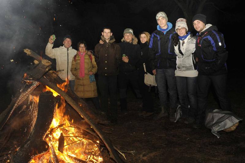 Música y hogueras contra el frío de la noche
