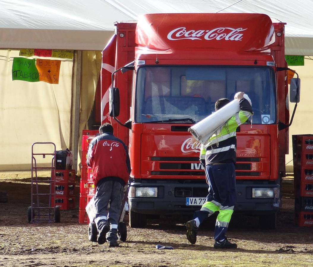 Tareas de limpieza de los terrenos de la antigua Hípica tras el paso de la Fiesta de la Moto
