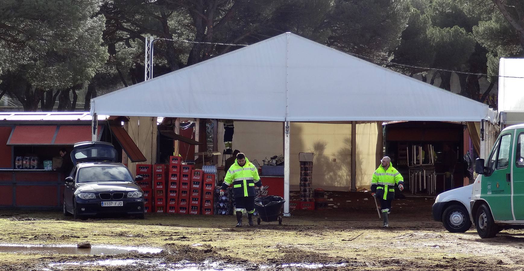 Tareas de limpieza de los terrenos de la antigua Hípica tras el paso de la Fiesta de la Moto