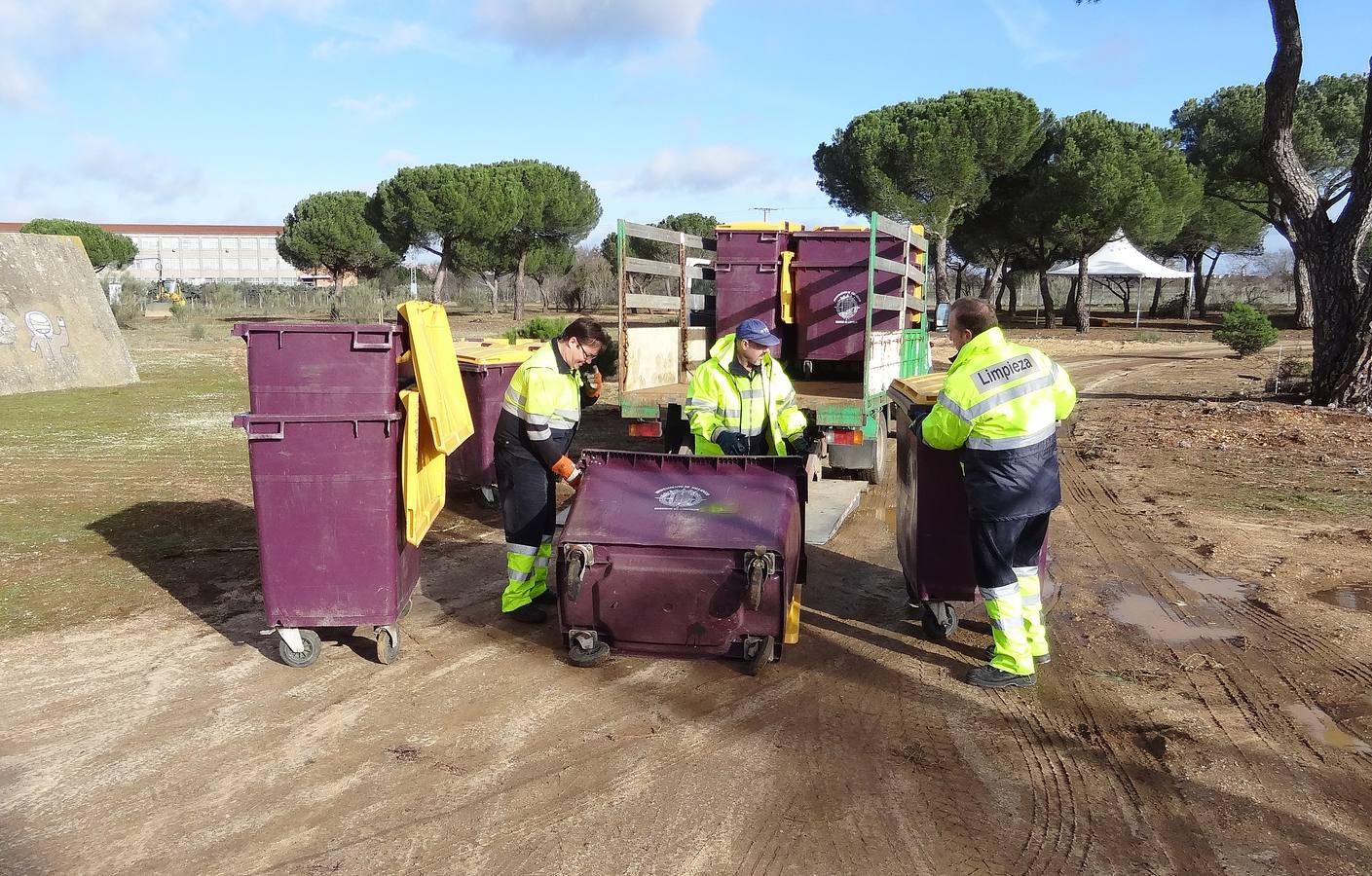 Tareas de limpieza de los terrenos de la antigua Hípica tras el paso de la Fiesta de la Moto