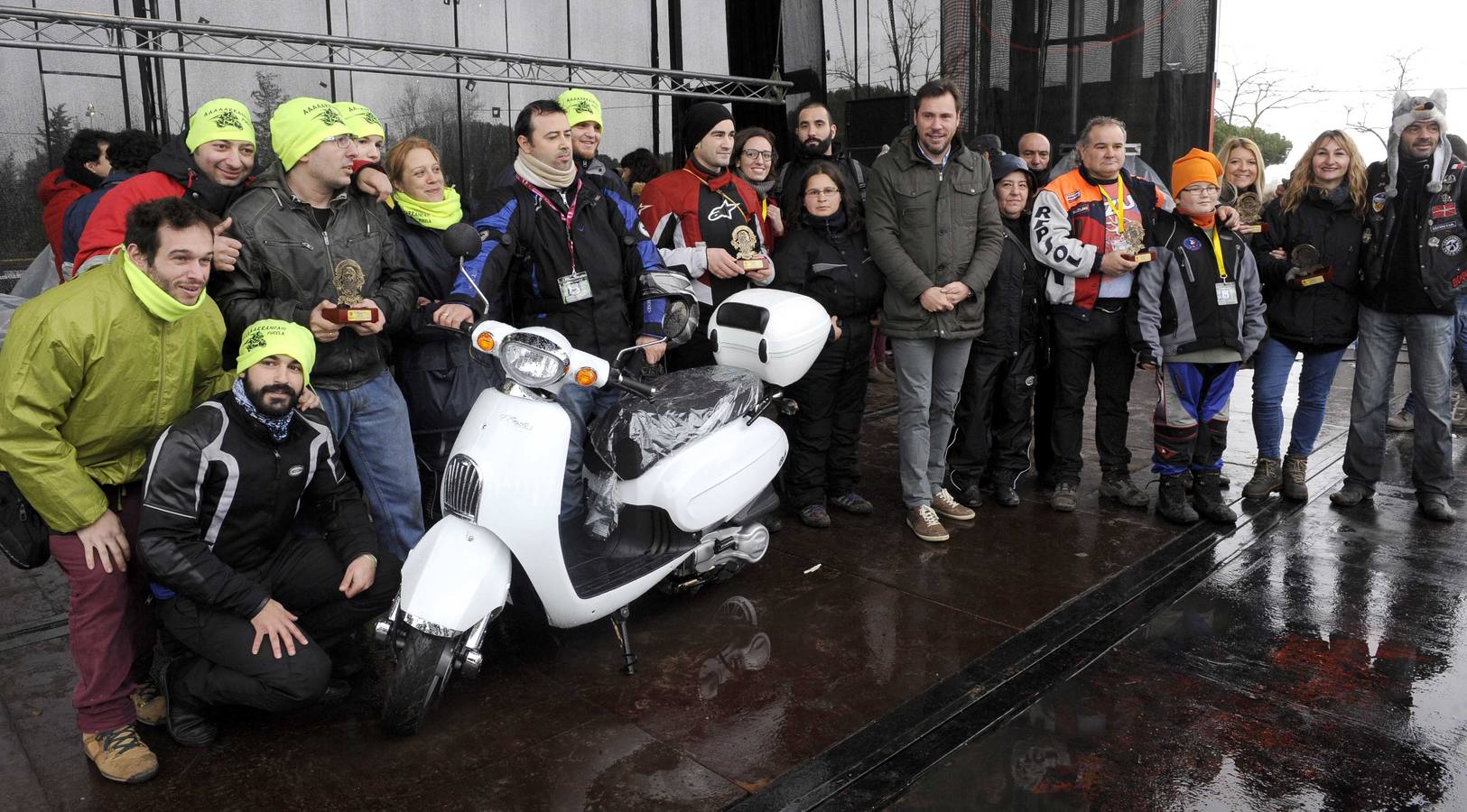 Despedida y entrega de trofeos a los inscritos en la Fiesta de la Moto 2016