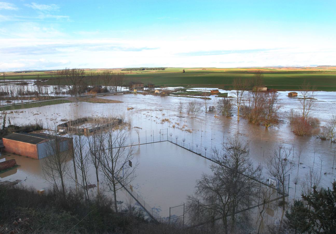 El río Valdavia se desborda en Abia de la Torres (Palencia).