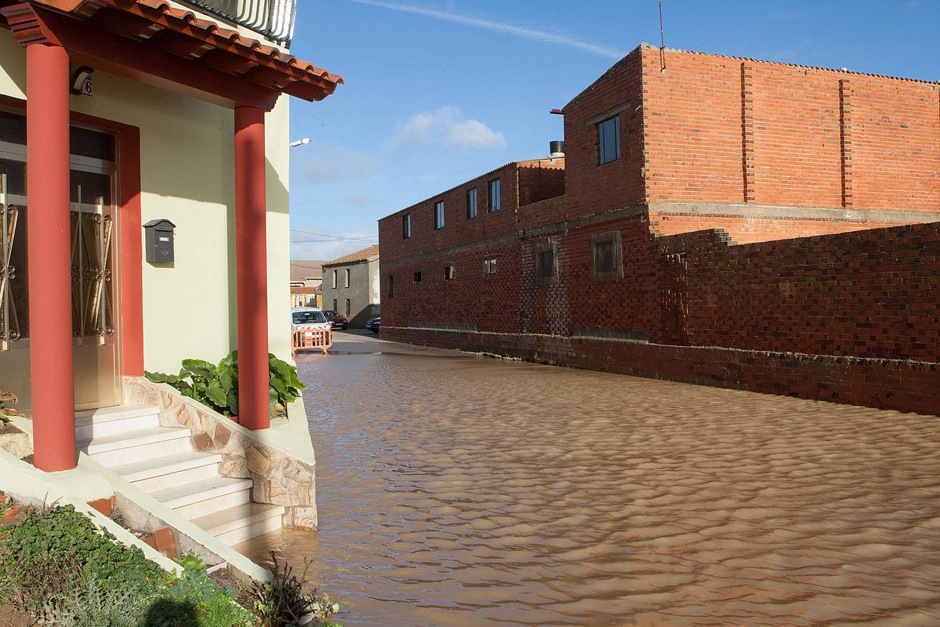 La subida del caudal del rio Valderaduey ocasiona inundaciones en Benegiles (Zamora).