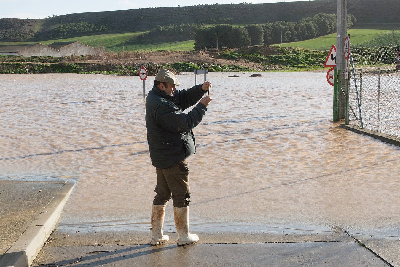 La subida del caudal del rio Valderaduey ocasiona inundaciones en Benegiles (Zamora).