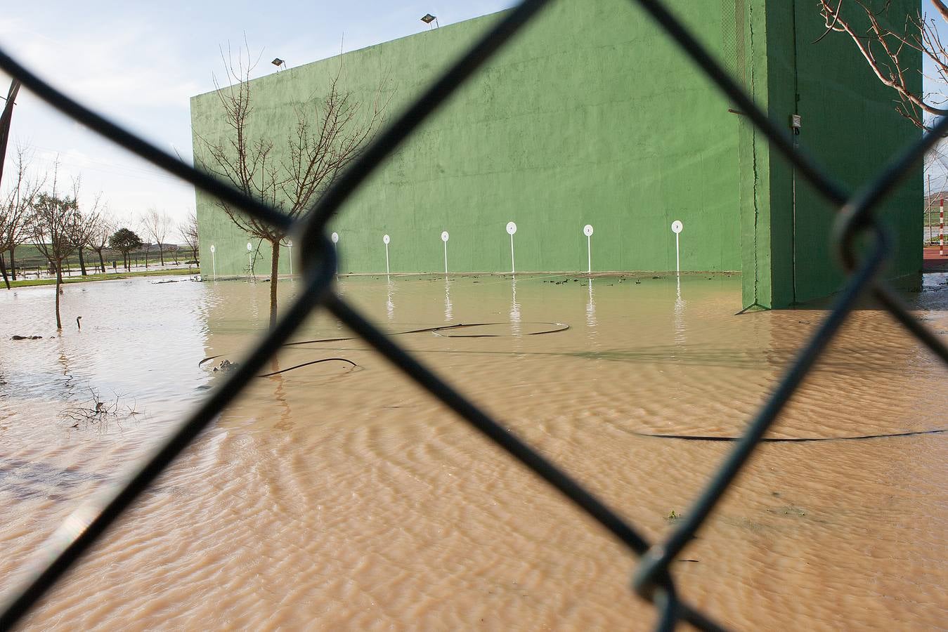 La subida del caudal del rio Valderaduey ocasiona inundaciones en Benegiles (Zamora).