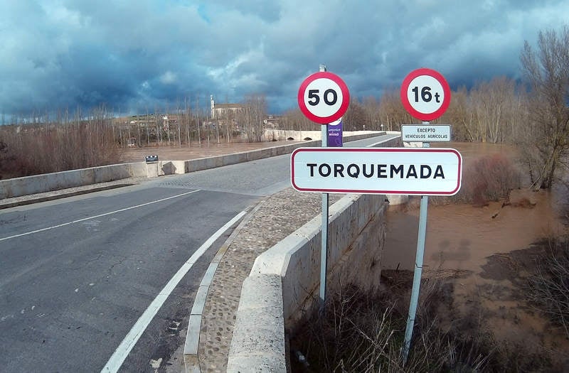 El río Pisuerga a su paso por Torquemada.