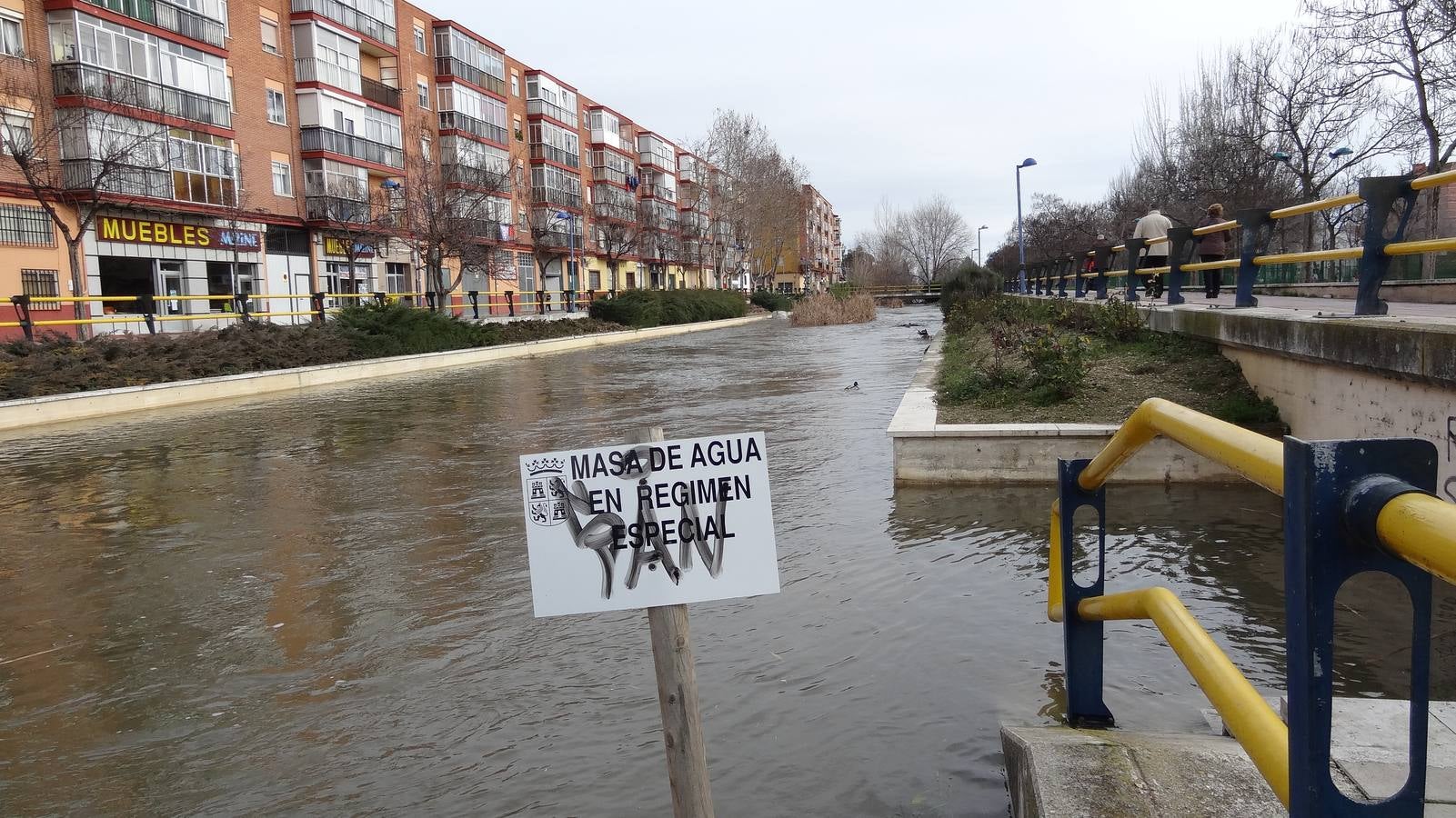 El caudal del Esgueva sigue creciendo a su paso por Valladolid