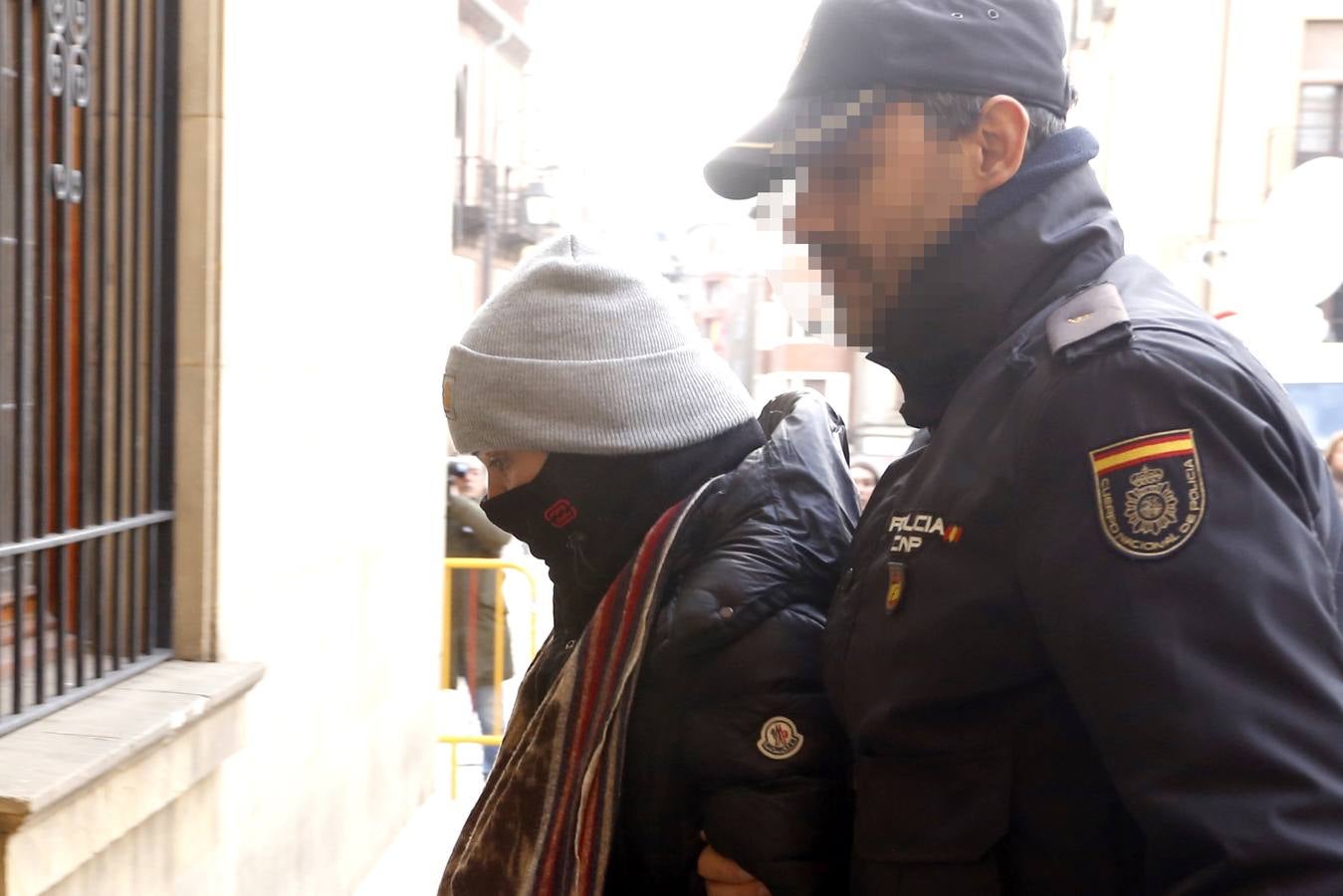 Llegada de Montserrat González a la Audiencia Provincial tras el receso para comer.