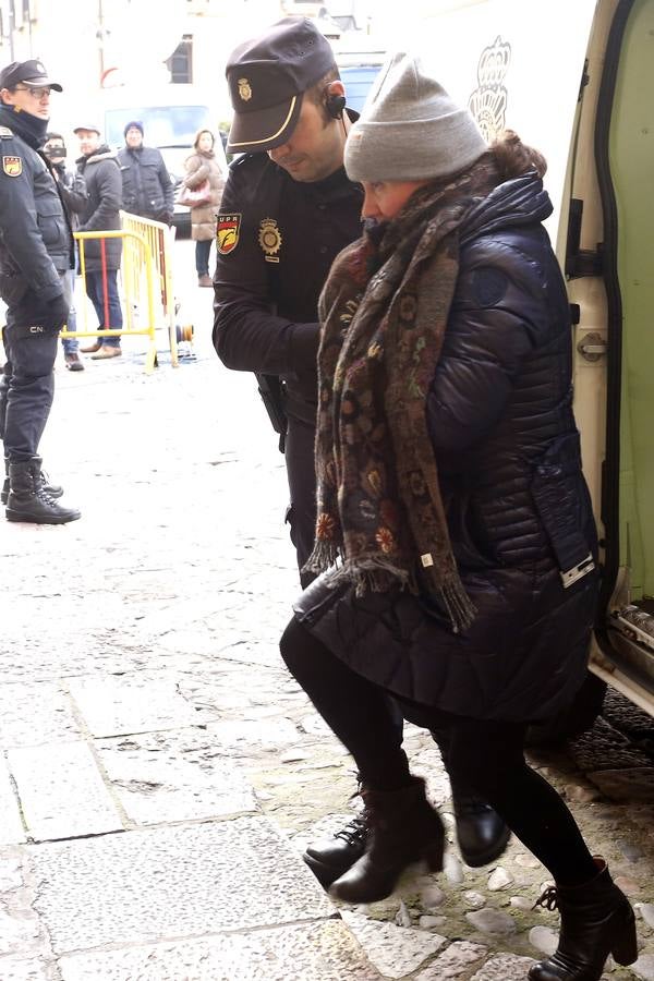 Llegada de Montserrat González a la Audiencia Provincial tras el receso para comer.