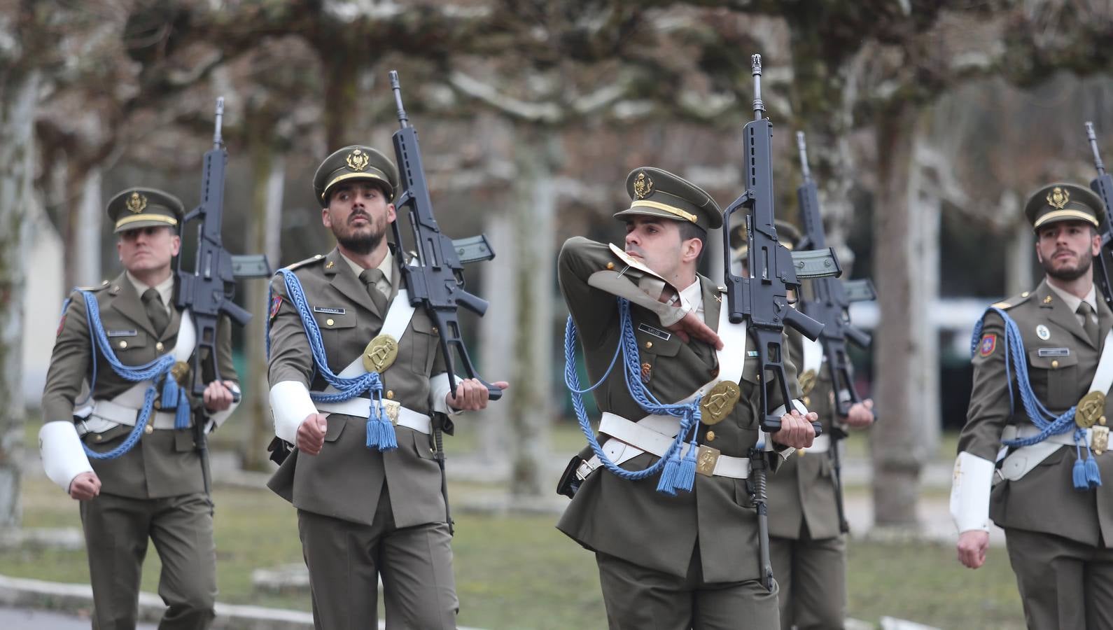 Desfile y condecoraciones en el cuartel Teniente Galiana (Valladolid)