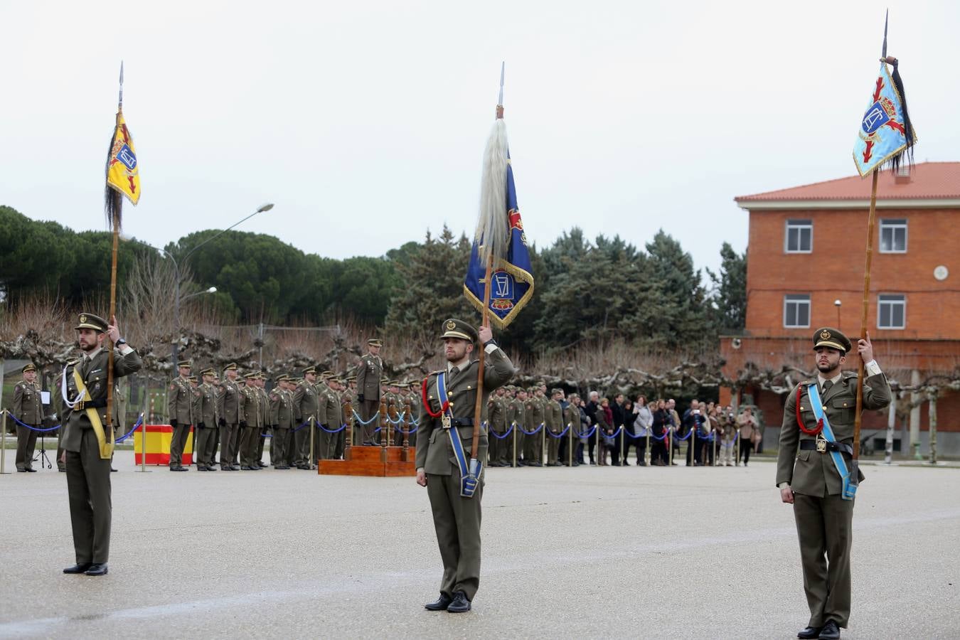 Desfile y condecoraciones en el cuartel Teniente Galiana (Valladolid)