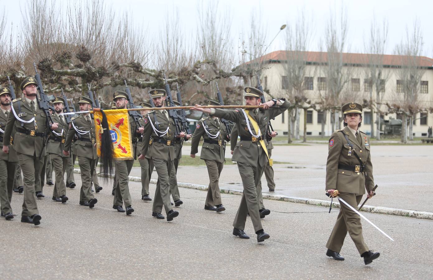 Desfile y condecoraciones en el cuartel Teniente Galiana (Valladolid)