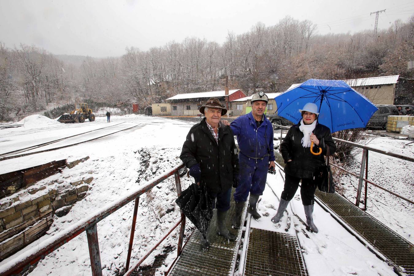 (I a D) José María Rojo, Fely Martínez y José Luis Fernández, copropietarios de la Mina Fely, el único pozo de la Montaña Palentina.