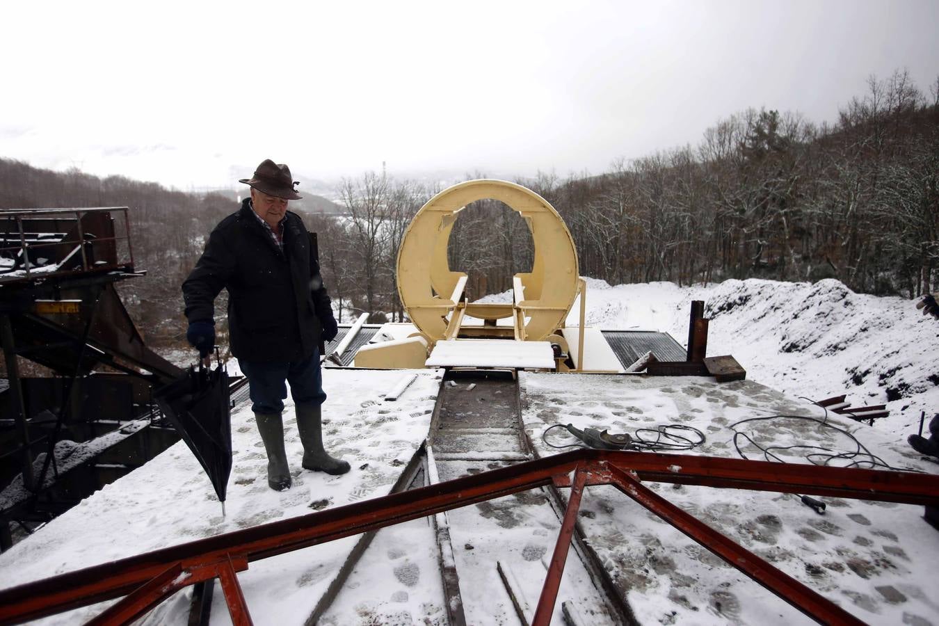 José María Rojo supervisa las labores de acondicionamiento del pozo de la Mina Fely en Guardo.