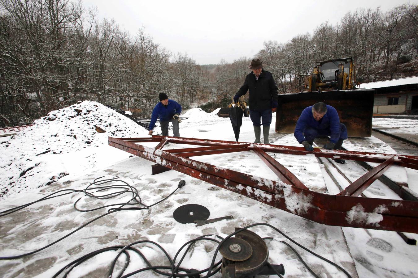 José María Rojo supervisa las labores de acondicionamiento del pozo de la Mina Fely en Guardo.