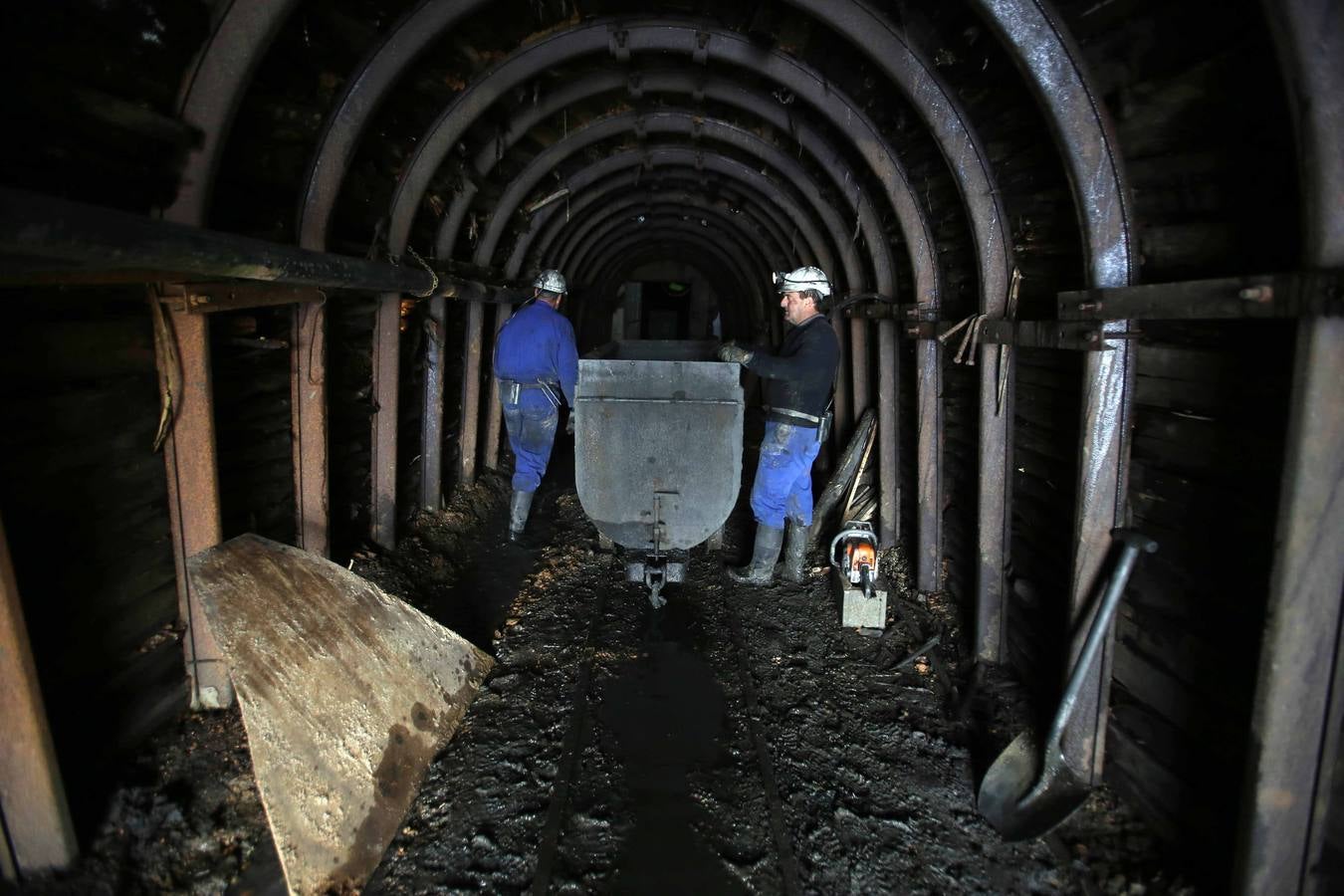Labores de acondicionamiento del pozo de la Mina Fely en Guardo.