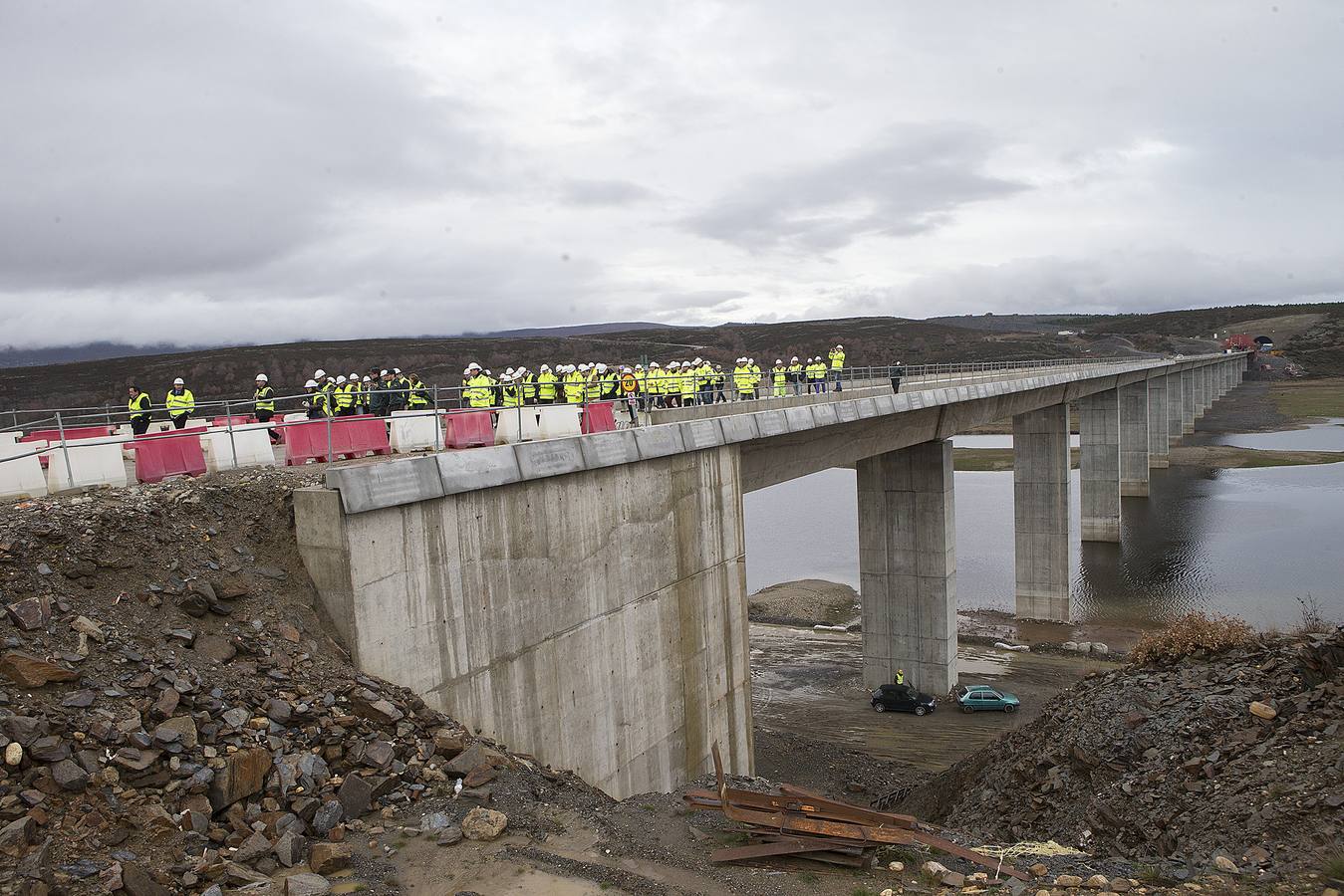 La ministra de Fomento visita las obras del Ave en Puebla de Sanabria (Zamora)