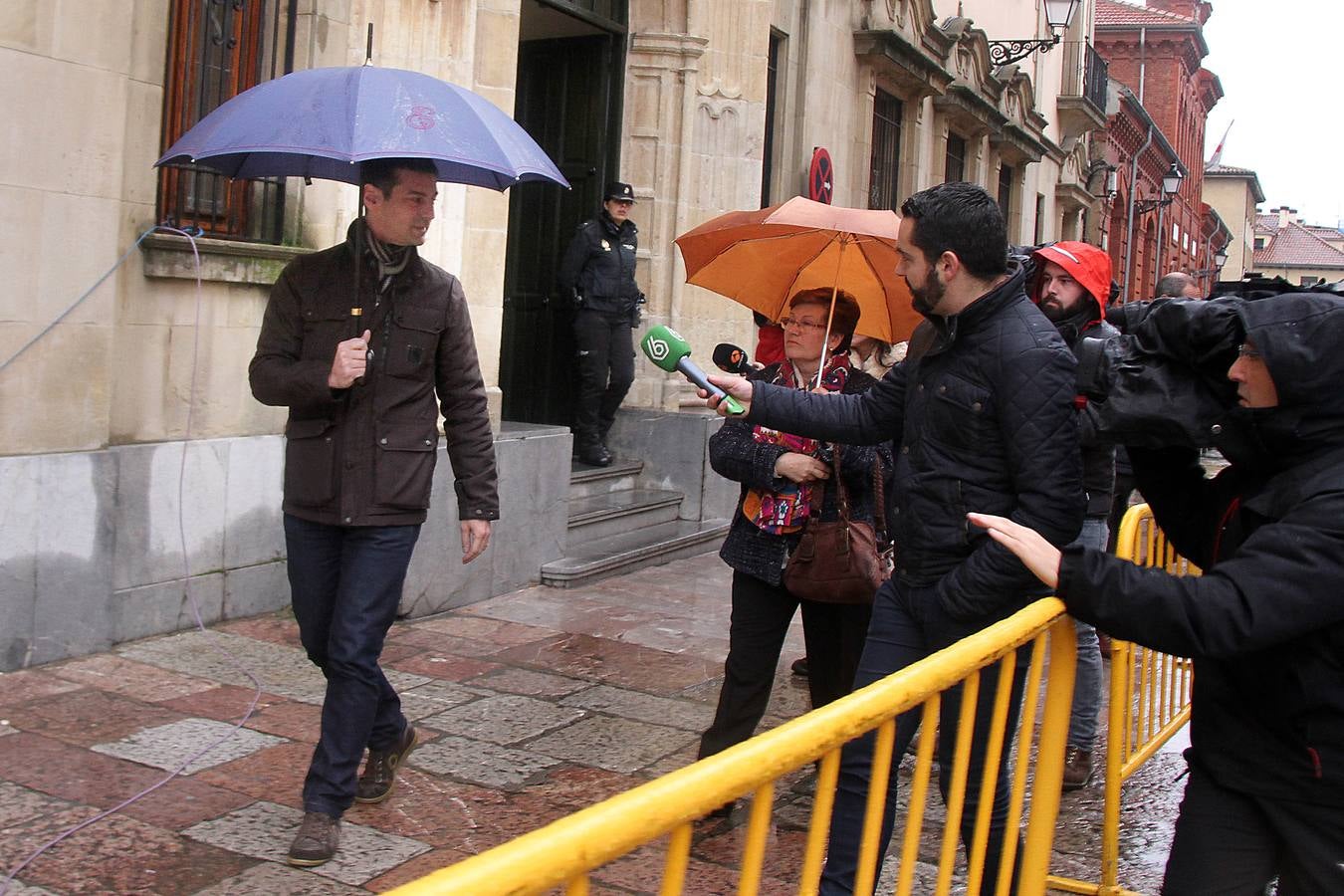 Carlos Gago(I), hermano de Raquel Gago, sale de la Audiencia tras su declaración.