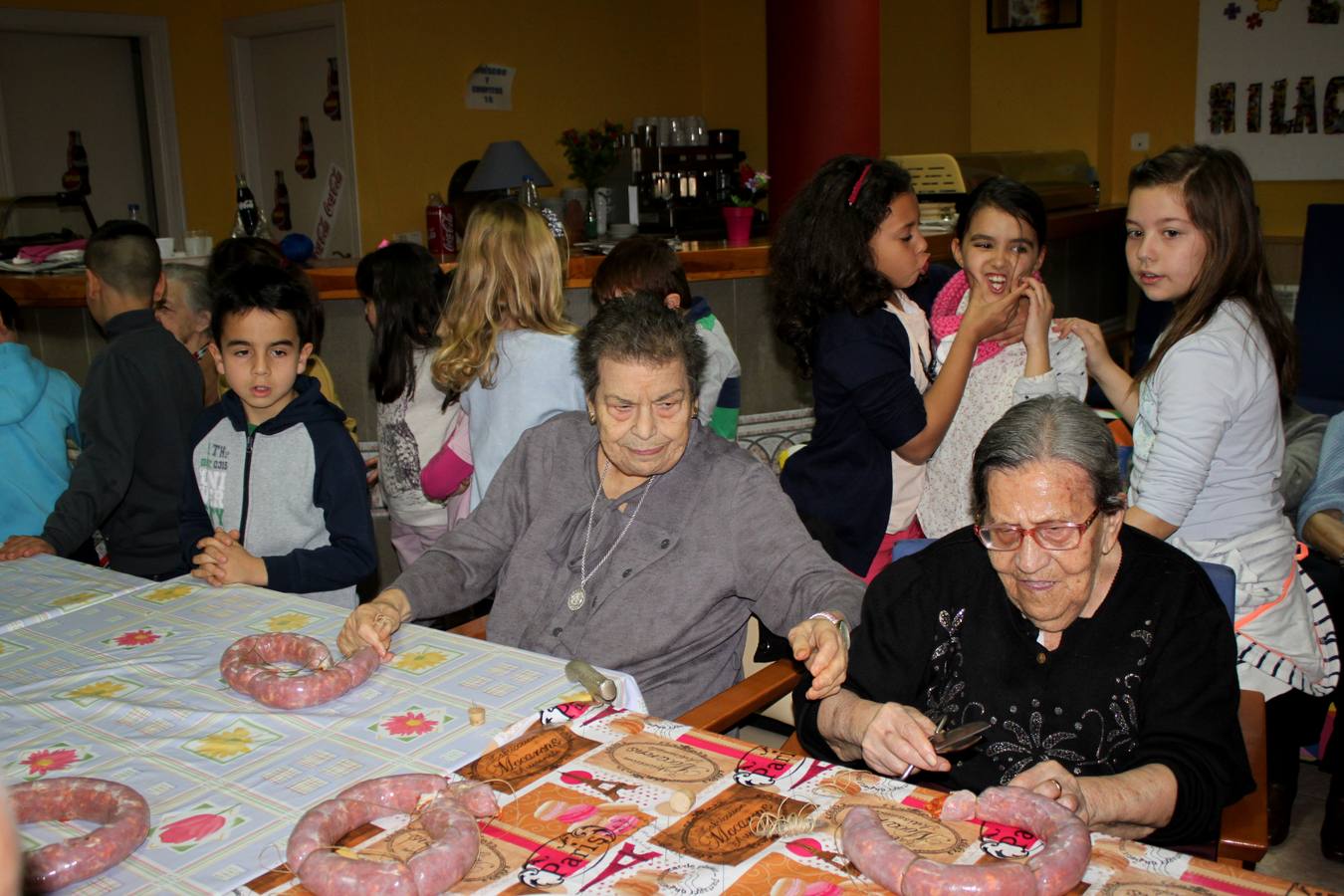 Fiesta de la Matanza en la residencia de mayores de Baltanás (Palencia)