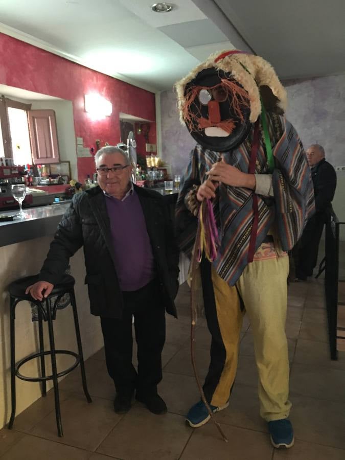 Tradicional salida del &#039;perrero&#039; en Mota del Marqués (Valladolid)