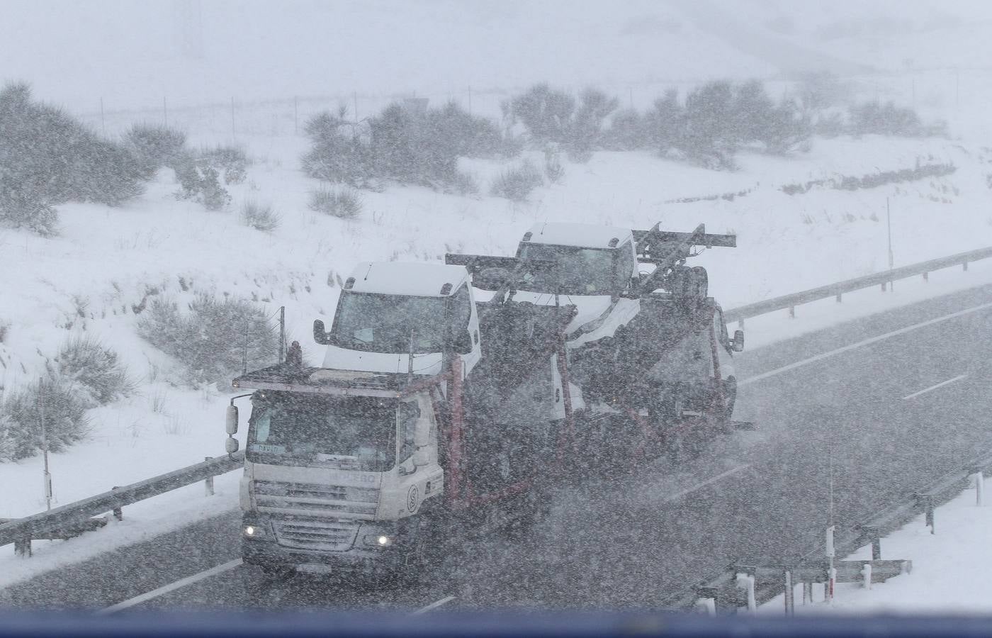 Un camión en la A-67, en el límite de Palencia con Cantabria.