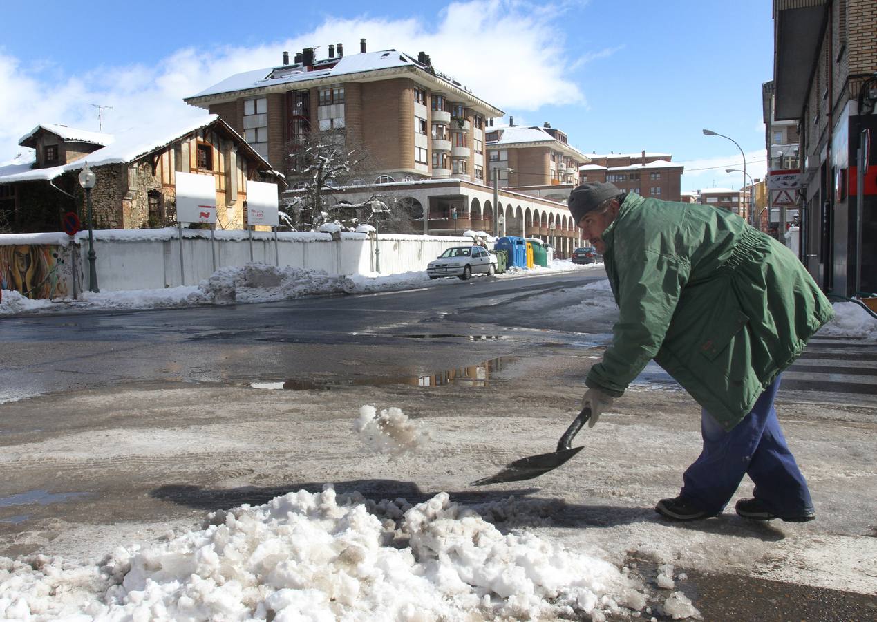 Un operario del ayuntamiento retira hielo de un paso de cebra en Guardo .